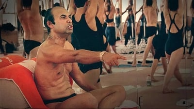Bikram: jogín, guru, sexuální násilník
