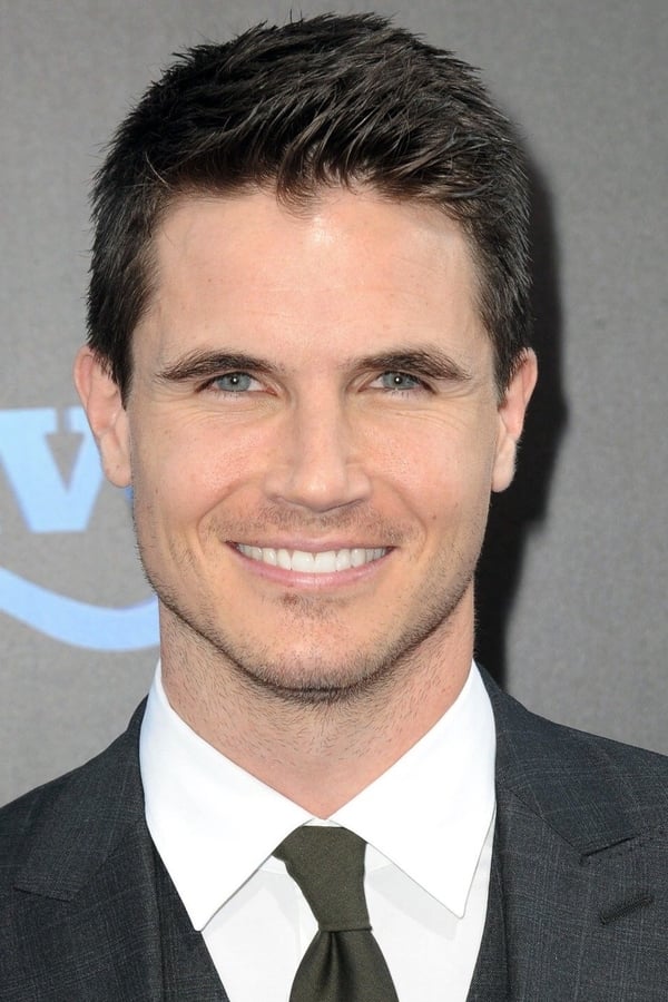 Robbie Amell profile image